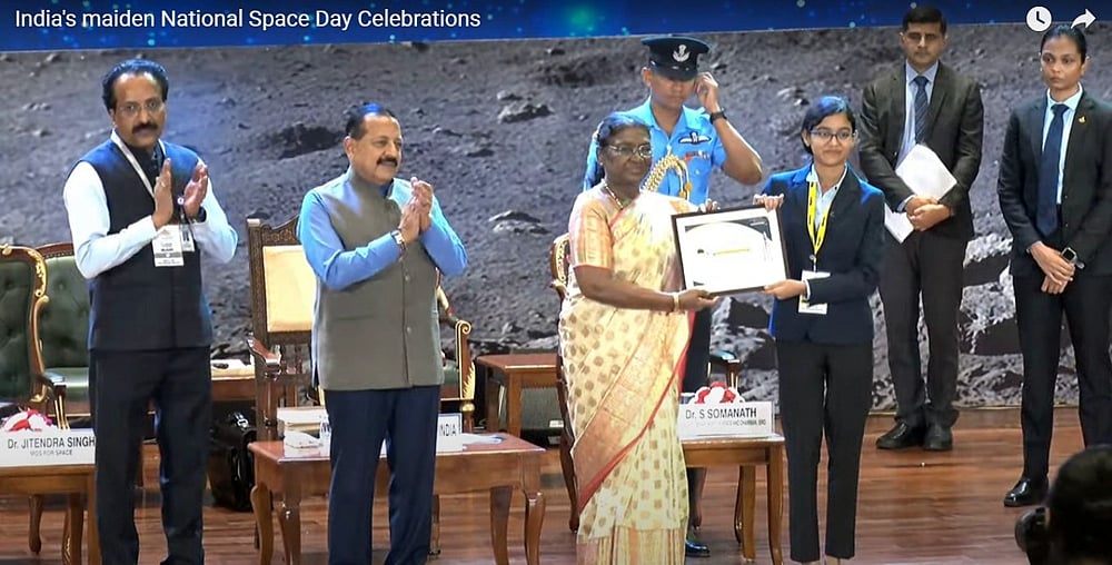 Snigdha Paul receiving the certificate of appreciation from Honorable President of India on the National Space day 2024